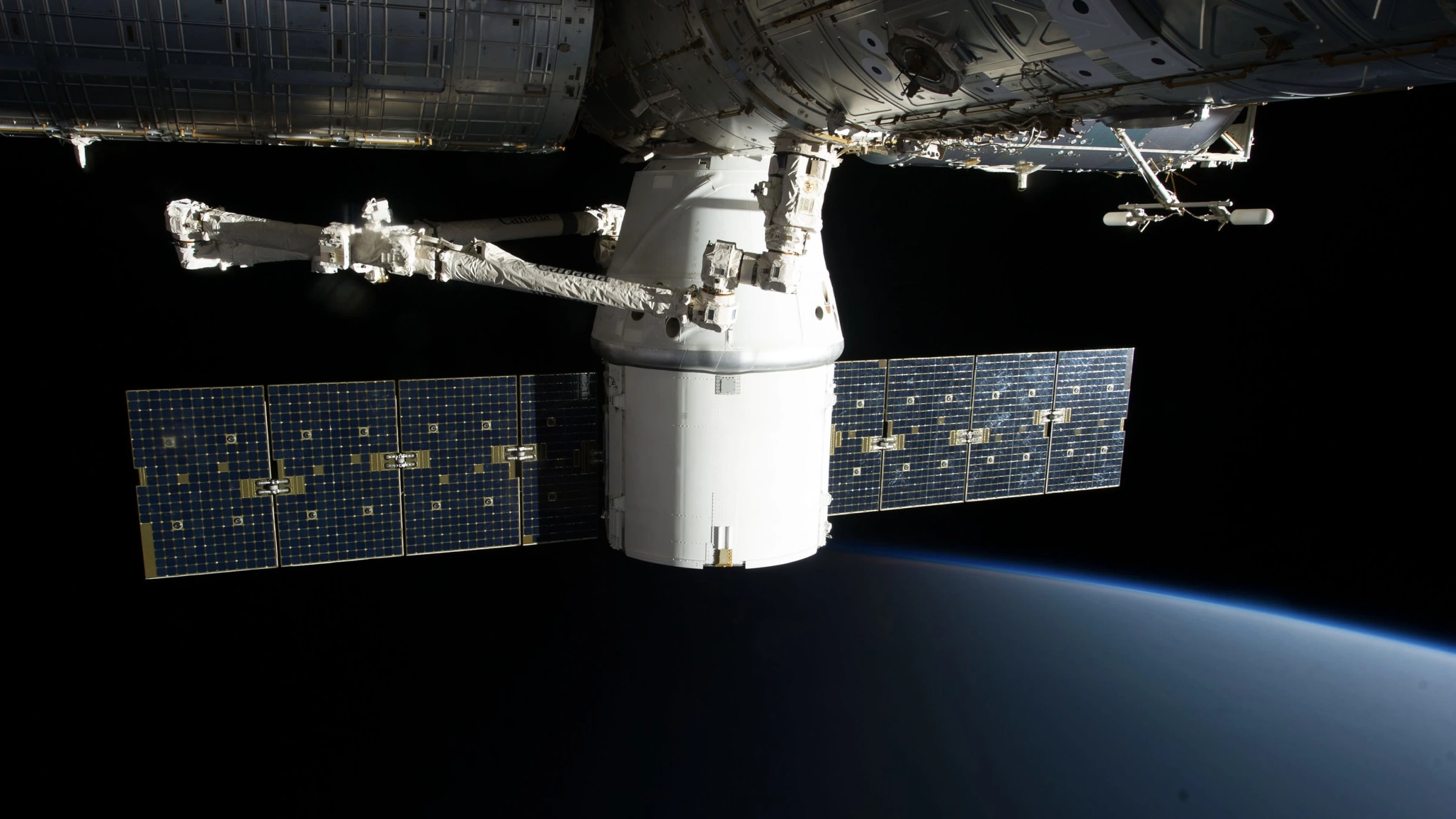 地球上空航天器与太阳能电池板的场景